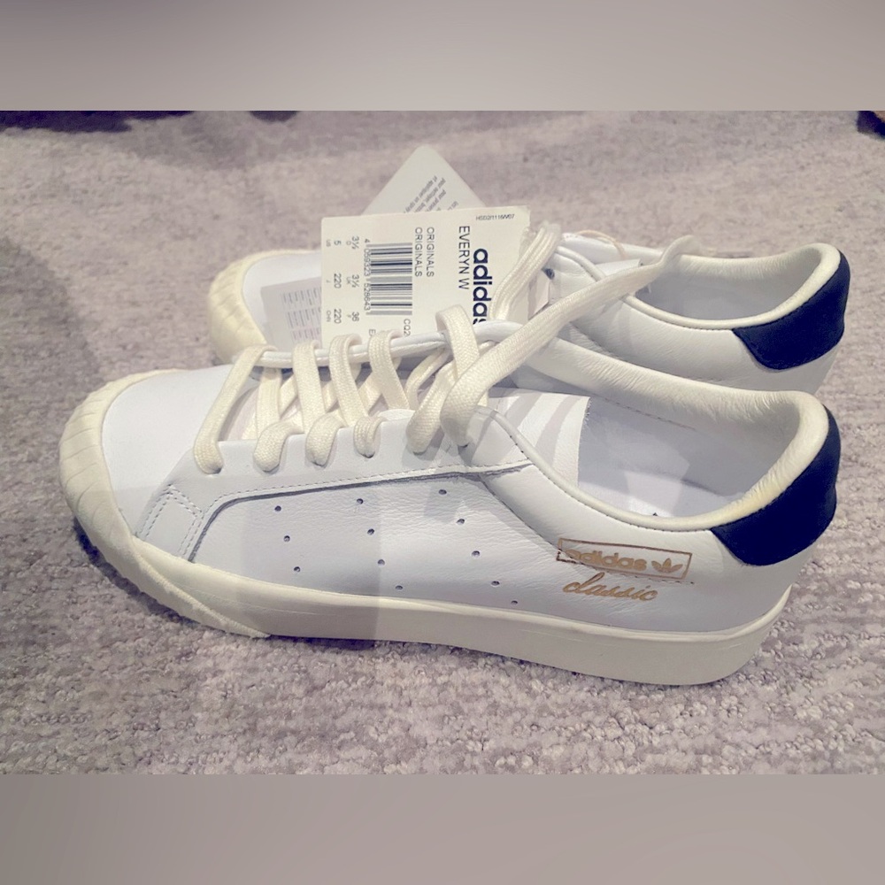 New with tags ADIDAS everyn women sneakers size5 us